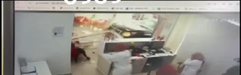 شاهدوا ..  لحظة اقتحام مركبة لمختبر بالعاصمة عمان - فيديو