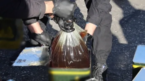 (محاولة تهريب معقّدة لإحدى دول الجوار).. الأمن السوري يضبط شحنة ضخمة من مادة الكوكايين السائلة المخدِّرة - صور