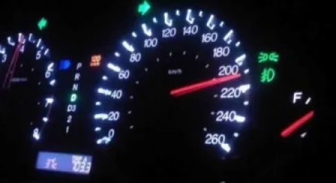 ضبط مركبة تسير بسرعة قاربت 200 كم/ساعة على طريق الأزرق–الزرقاء