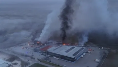 شاهد| انفجار مصنع بسكويت في اليونان يودي بحياة موظفيه