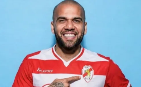 ألفيس يستعد لتجربة نادرة بين اللعب والإدارة والتدريب