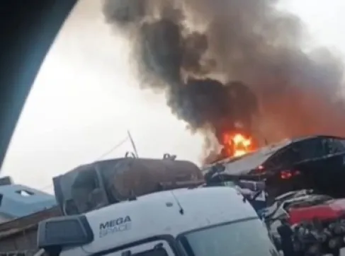 حريق في مستودع لقطع السيارات بأبو علندا جنوب عمّان - فيديو