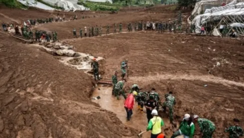 إندونيسيا: 50 قتيلاً والأمطار الغزيرة تشلُّ محاولات الوصول لـ 33 مفقوداً