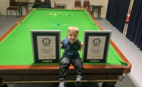 أصغر لاعب بلياردو بالعالم يسطّر اسمه في غينيس بعمر عامين