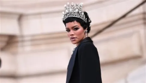 فنانة عالمية ترتدي مجوهرات اللوفر المسروقة خلال عرض أزياء في باريس.. ما القصة؟