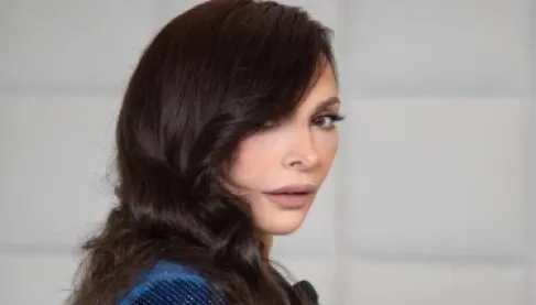 أمل حجازي تعلن شطب «حجابك تاج» من مسيرتها الغنائية