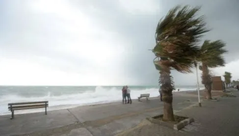 بسبب الرياح شديدة والأمطار.. الجزائر تعلّق الدراسة