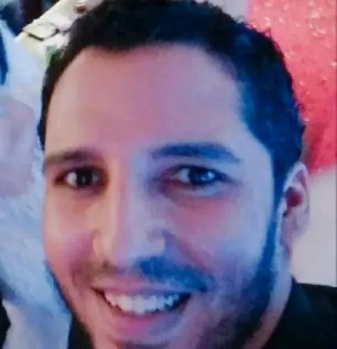 حقيقة ترحيل شاب مصري من الإمارات بعد دعوته لحلق شعر النساء