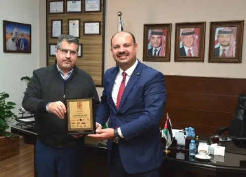 رئيس جامعة البترا يكرّم الإعلامي زيد خليفات تقديرًا لتميّزه المهني