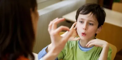 علاج النطق يساعد أطفال التوحد على نطق كلماتهم الأولى