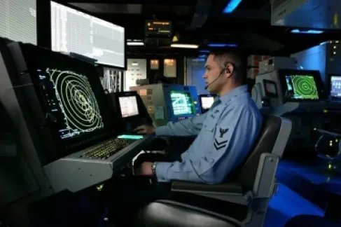 ما الذي نعرفه عن حاملة الطائرات الأمريكية (يو أس أس أبراهام لينكولن) ولماذا اقتربت من المياه الإقليمية الإيرانية؟