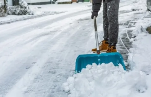 خبراء يحذرون: إزالة الثلوج الكثيفة تشكل خطرا على القلب