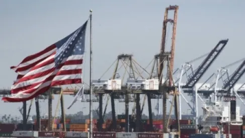 العجز التجاري الأميركي يسجل أكبر زيادة منذ 34 عاما