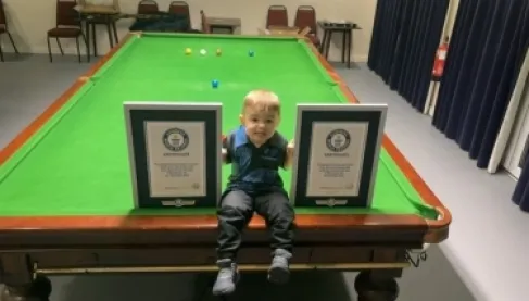 أصغر لاعب بلياردو بالعالم يسطر اسمه في غينيس بعمر عامين