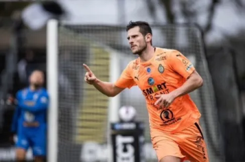 الحسين يضم المهاجم الإنجليزي كوفي