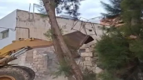 بلدية إربد تزيل بناء مهجورا آيلا للسقوط حفاظا على السلامة العامة