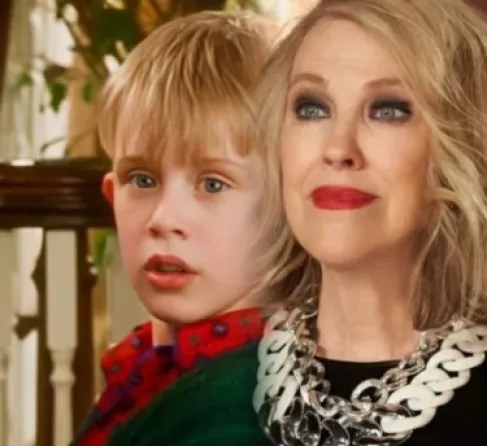 (ماما أحبكِ).. وداع مؤثر من بطل فيلم (Home Alone) لكاثرين أوهارا