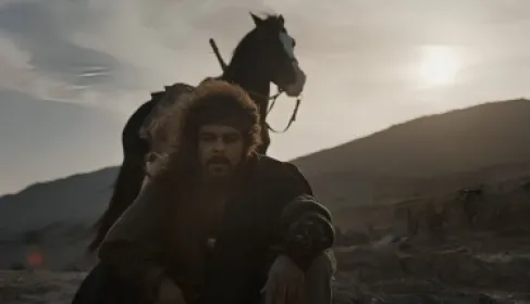 منذر رياحنة يشوّق الجمهور بإعلان أبطال الرمال