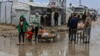 الفلسطينيون يواجهون برد الشتاء والأمطار في خيام مؤقتة لا توفر لهم الحماية اللازمة في ظل نقص الطعام والاحتياجات الأساسية