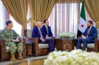 الشرع (يمين) خلال لقائه المبعوث الأميركي توم باراك (ثاني من اليسار) وقائد القيادة المركزية الأميركية في أكتوبر/تشرين الأول الماضي