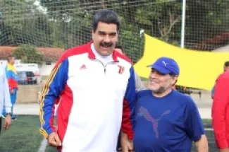 نيكولاس مادورو (يسار) ارتبط بصداقة متينة مع الأسطورة الأرجنتينية دييغو مارادونا