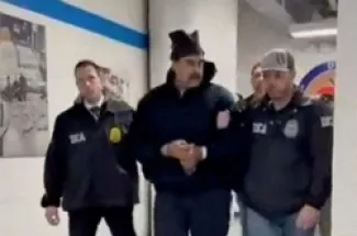 مادورو (وسط) في مقر إدارة مكافحة المخدرات في نيويورك، حيث خضع لتحقيق أولي تمهيدا لمحاكمته