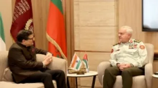 رئيس هيئة الأركان المشتركة اللواء الركن يوسف أحمد الحنيطي خلال لقائه سفير جمهورية الهند لدى المملكة مانيش تشوهان.