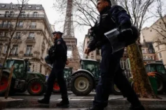 مزارعون فرنسيون يغلقون الشوارع بالجرارات قرب برج إيفل في احتجاجات دعت إليها عدة نقابات زراعية