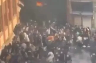 صور متداولة على مواقع التواصل تظهر تفريق الأمن الإيراني للمتظاهرين في سوق بالعاصمة طهران