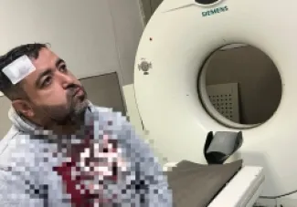 التميمي اثناء تلقي العلاج في المستشفى