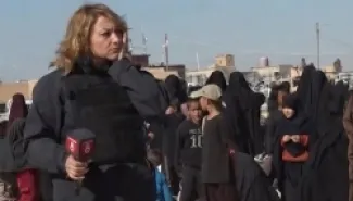 لحظة رمي مراسلة قناة كردية بالحجارة (من الفيديو)