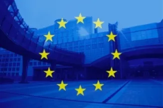 علم الاتحاد الأوروبي وفي الخلفية مبنى البرلمان الأوروبي