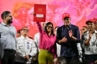 الرئيسة الفنزويلية المؤقتة ديلسي رودريغيز تحمل نسخة من قانون النفط الجديد في قصر 