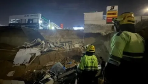 مصر.. انهيار أرضي بعمق 15 متراً يبتلع محال تجارية ويخلف مصابين