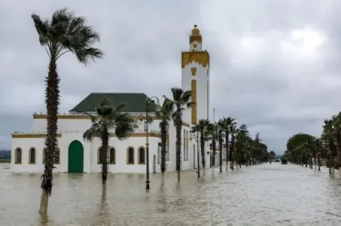 المغرب .. الفيضانات تحوّل القصر الكبير إلى مدينة أشباح والسلطات تغلق مداخلها