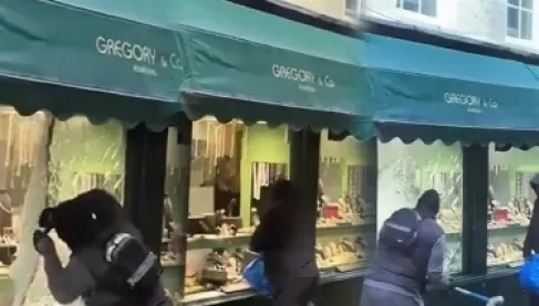 في وضح النهار.. لحظة تحطيم لصين محل مجوهرات والاستيلاء على محتوياته بجرأة لا تصدق