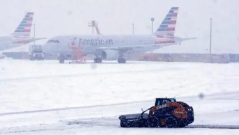 إلغاء مئات الرحلات الجوية جراء العاصفة الشتوية في أمريكا
