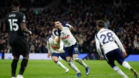 توتنهام يحرم سيتي من الفوز ويمنح جاره أرسنال هدية ثمينة