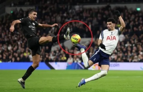 بالفيديو .. سولانكي يسجل أجمل أهداف الموسم في مرمى  مانشستر سيتي