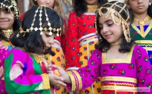 افتاء الإمارات: الاحتفال بـ(حق الليلة) وتقديم الهدايا للأطفال جائز شرعاً