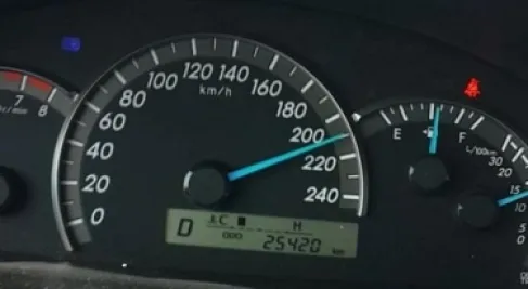 الدوريات الخارجية تضبط مركبة تسير بسرعة 213كم/ ساعة في الأزرق