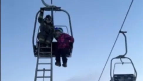 50 شخصاً معلقون بين الحياة والموت في صقيع موسكو - فيديو