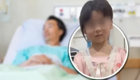 طفلة 7 سنوات تعتني بوالدها مريض القلب بمفردها وتثير تفاعلاً واسعاً