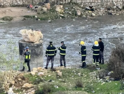 بالفيديو .. الامن : نتعامل مع بلاغ بسقوط شخص في سيل الزرقاء