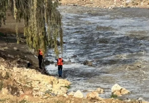 وفاة شخص سقط في سيل الزرقاء – فيديو