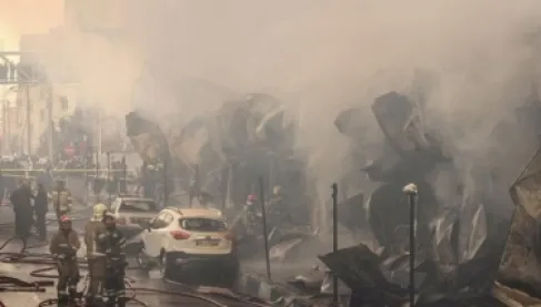 السيطرة على حريق هائل اندلع داخل سوق في طهران