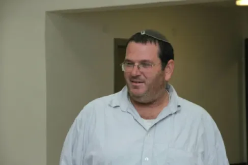 محكمة اسرائيلية توجه تهمة تهريب السجائر لغزة لشقيق رئيس الشاباك