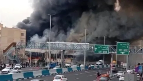 شاهد| اندلاع حريق في سوق تجاري غرب طهران