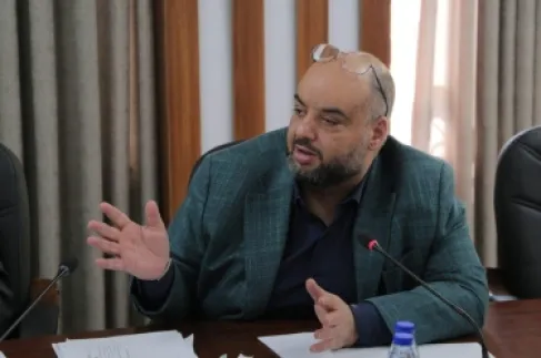 عن الكأس… ولماذا نُصرّ على النظر إلى الفارغ