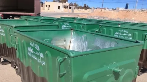وزارة البيئة تستكمل تسليم 160 حاوية نفايات ضمن برنامج الحد من الإلقاء العشوائي